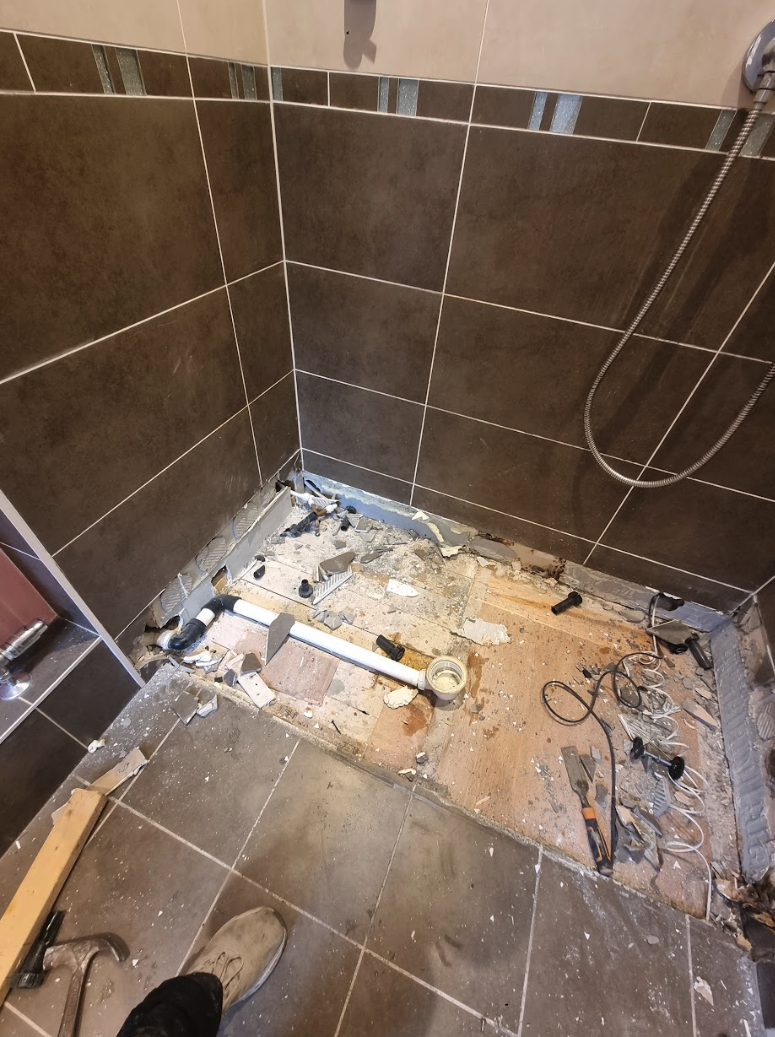Rita's ensuite before the Mansfield Woodhouse walk-in shower conversion